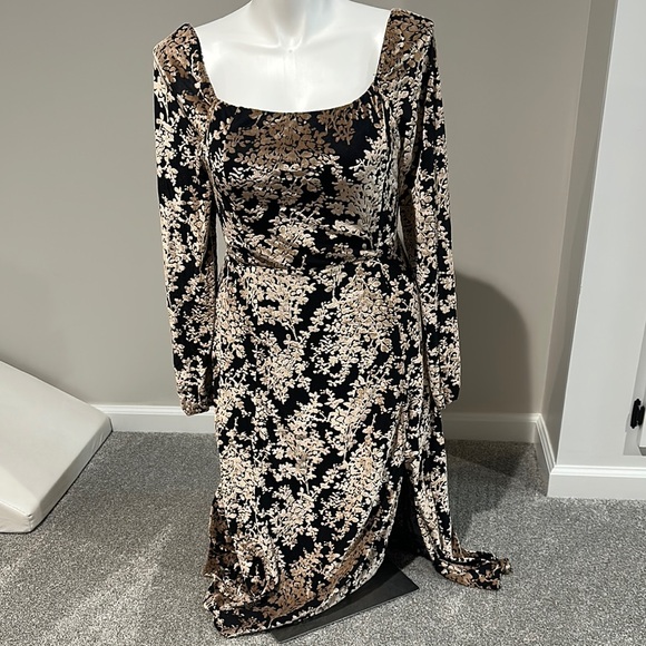 Vici Dresses & Skirts - Vici Collection black dress‎ with velvet beige flowers size L side slit NWT